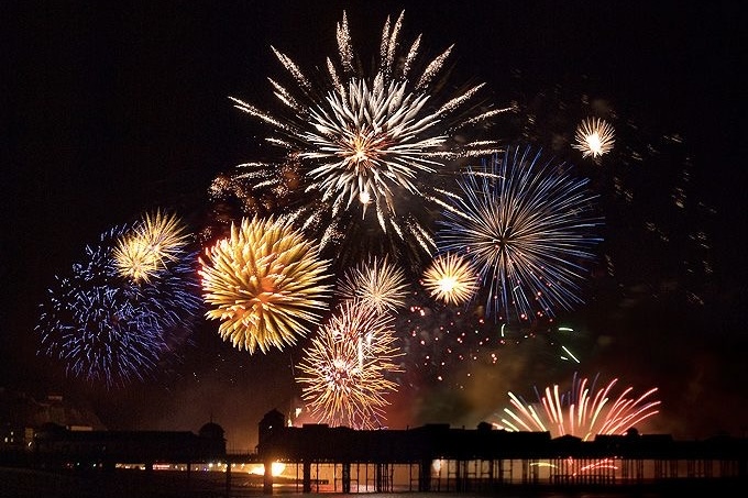 IMG_6662 Large sky-filling firework display with radiant golden effects